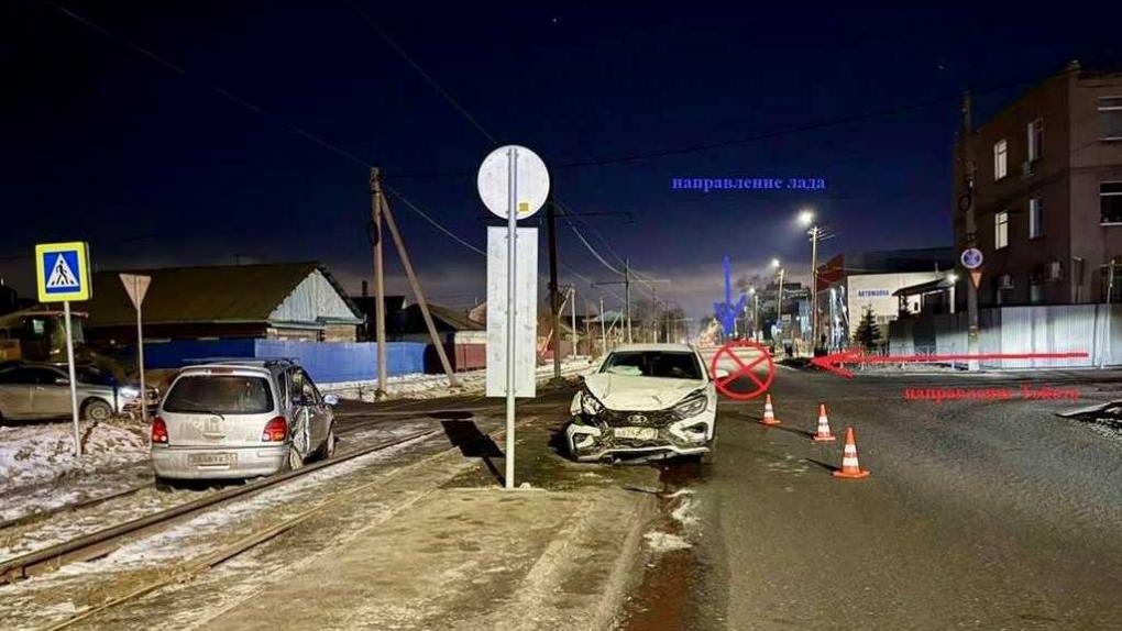 Пострадали трое: в Омске на 25-й Линии столкнулись два автомобиля