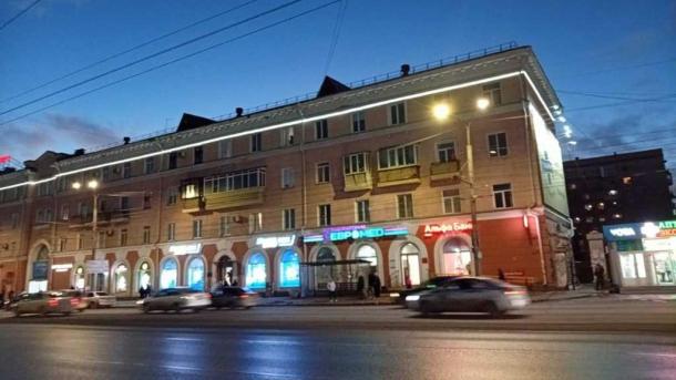 Омичи украсили фасады двух домов светодиодной лентой