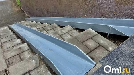 В Омске обнаружили трещины на недавно обновлённой лестнице у «Океана»
