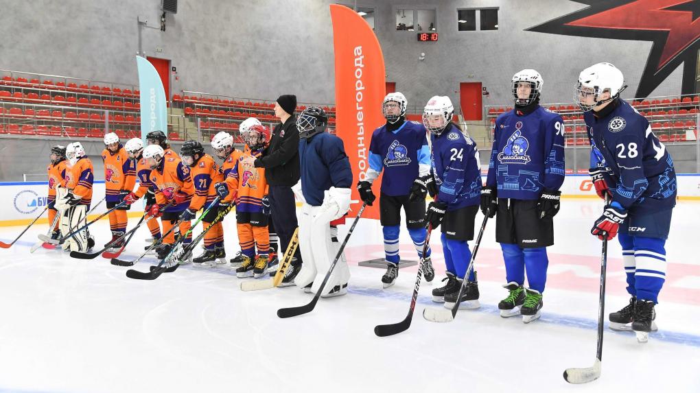 В академии Авангард при поддержке ОНПЗ прошли соревнования по хоккею для слабовидящих детей