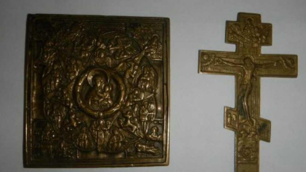 Новосибирские таможенники пресекли попытку незаконного вывоза старинных религиозных ценностей