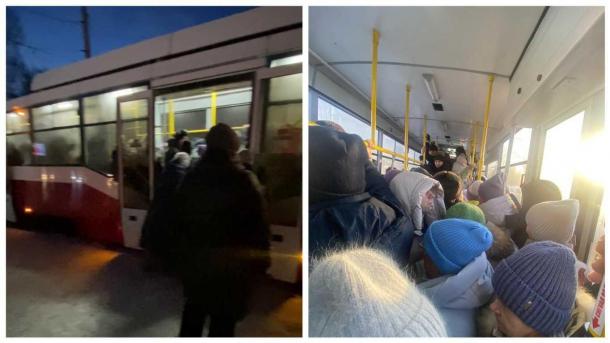 Виноваты пробки — в Новосибирске пассажиры устроили «штурм» переполненного трамвая на Затулинке