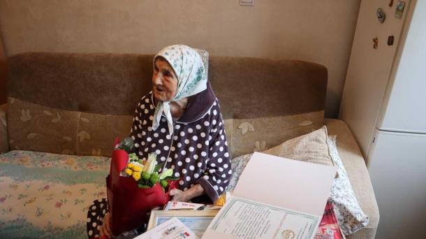 В Новосибирске ветеран труда отметила 100-летний юбилей