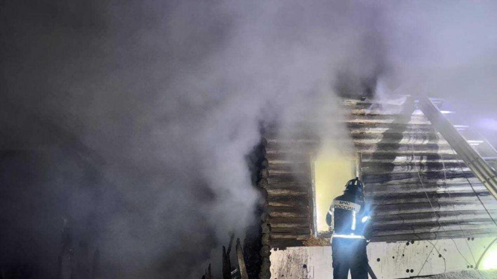 Шокирующий случай: новосибирец поджёг дом с шестью людьми, включая троих детей