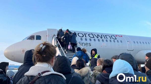 Ждали пять часов: в Омском аэропорту снова зафиксированы массовые задержки рейсов