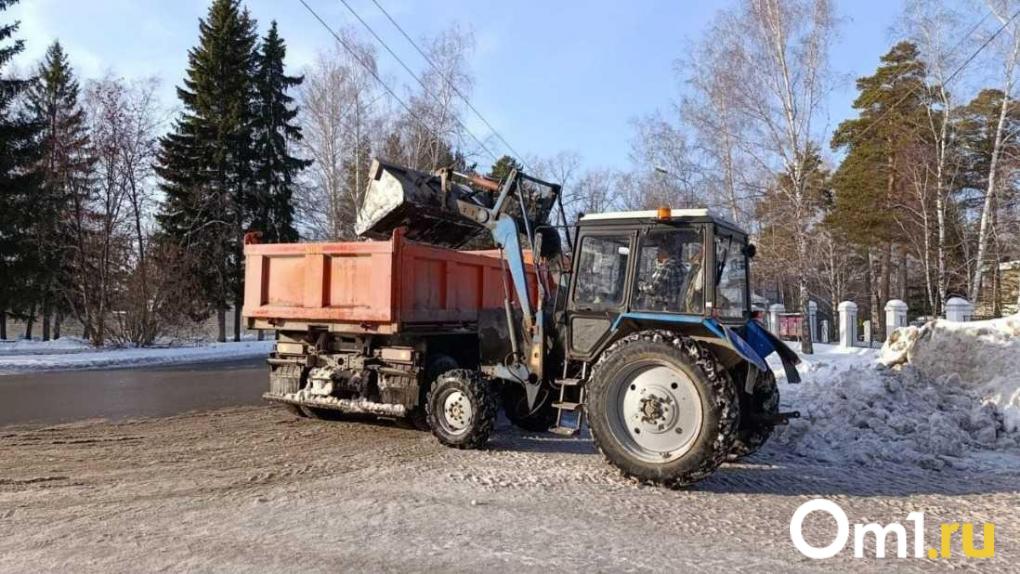 612 машин против снега: Новосибирск за сутки вывез 18 тысяч кубов
