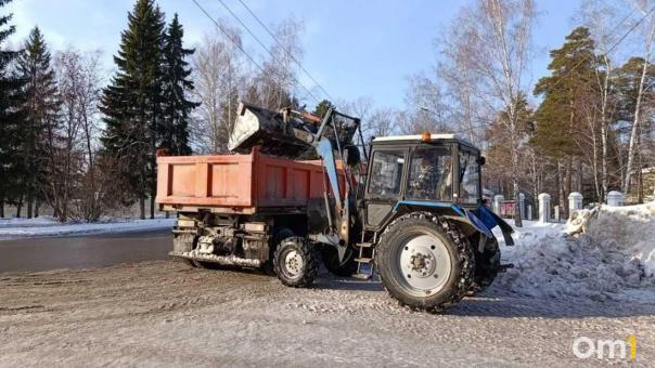 612 машин против снега: Новосибирск за сутки вывез 18 тысяч кубов