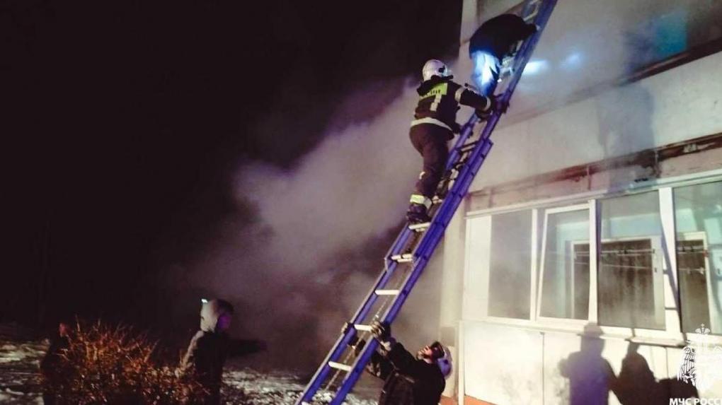 В Омском районе горела многоэтажка: спаслись 10 детей