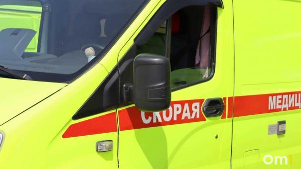 Новосибирцы полтора часа откапывали застрявшую в снегу машину скорой