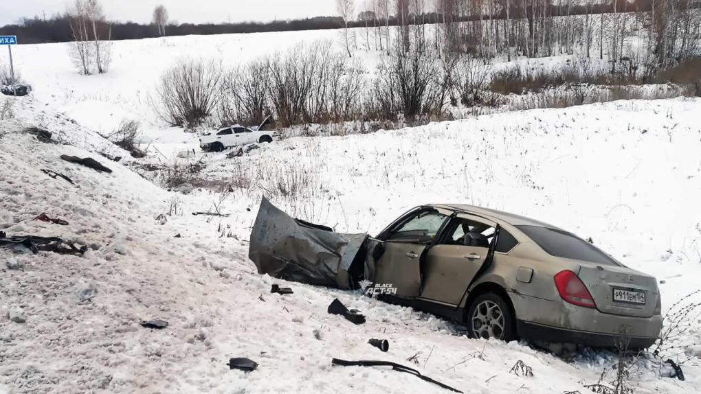 Шесть человек пострадали в столкновении трех автомобилей на трассе под Новосибирском