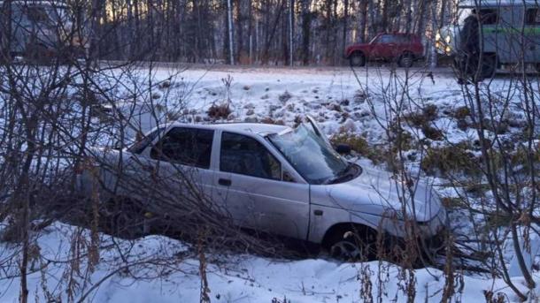 Пострадала дочь: под Омском пьяный водитель без прав вылетел в кювет