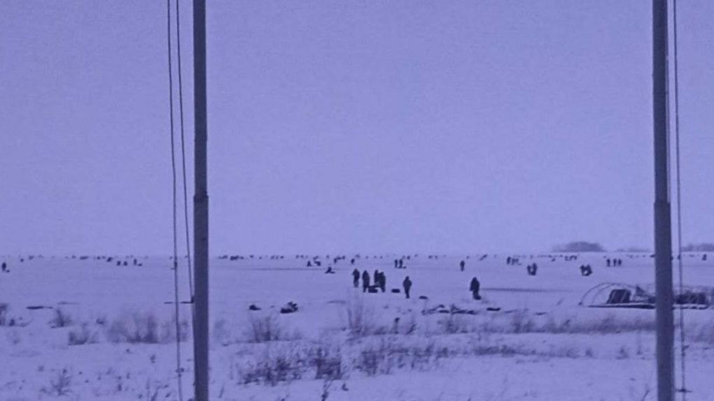 Спасатели бьют тревогу из-за скопления рыбаков на тонком льду Новосибирского водохранилища