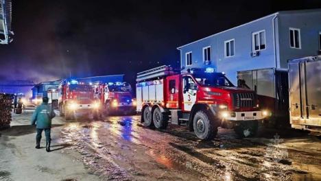 Горел больше 3 часов: ночью в Омске произошёл крупный пожар на складе