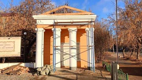 Кассу театра им. Ермолаевой в Омске переделают под цветочную лавку