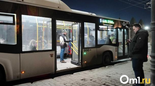 Дептранс напомнил омичам о дополнительных ночных автобусах