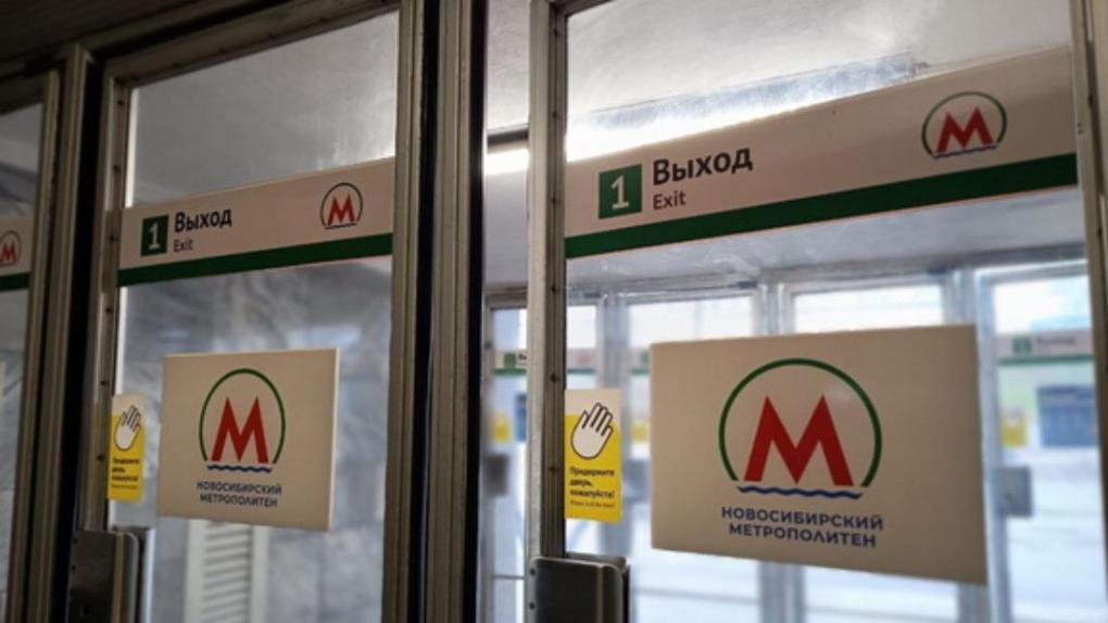 Автомобиль въехал в вестибюль метро «Золотая Нива» в Новосибирске