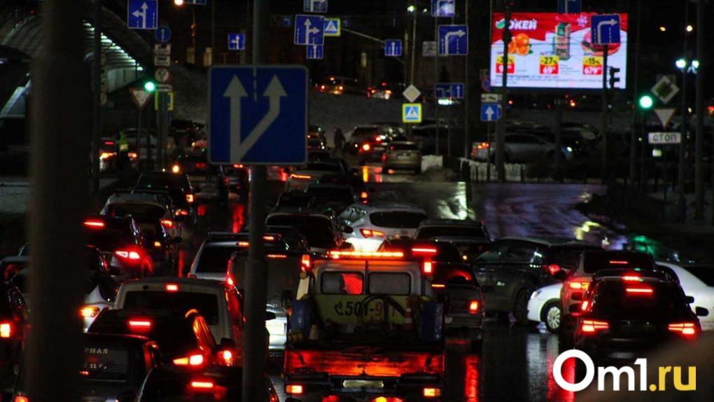 Омск встал: утро началось с 10-балльных пробок и тройного роста цен на такси