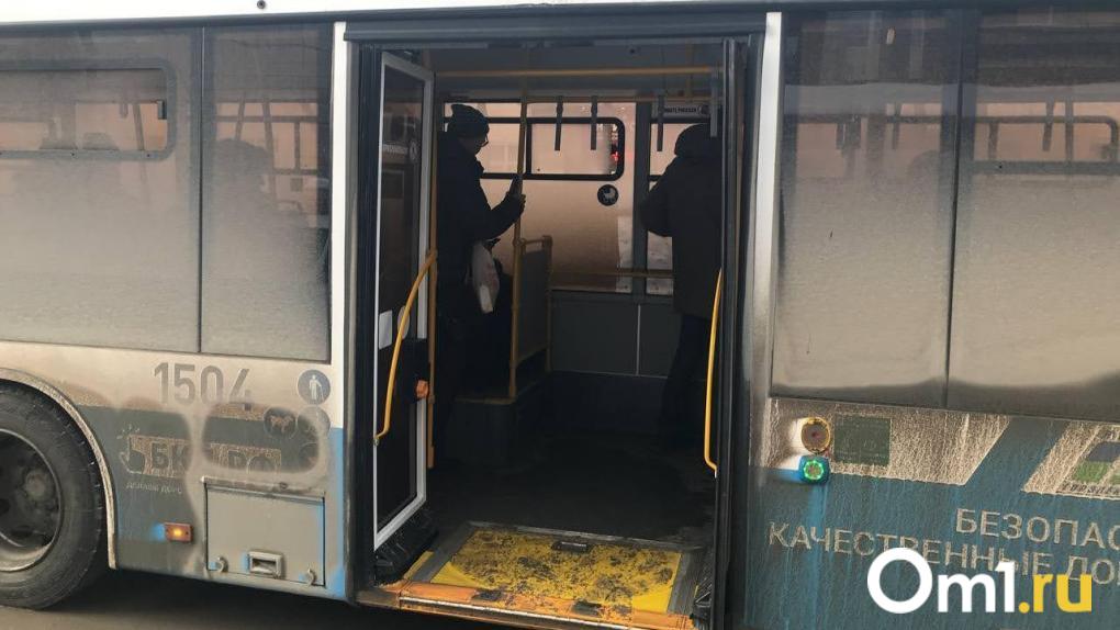 В Омске водитель 109-го автобуса зажал пассажира дверями