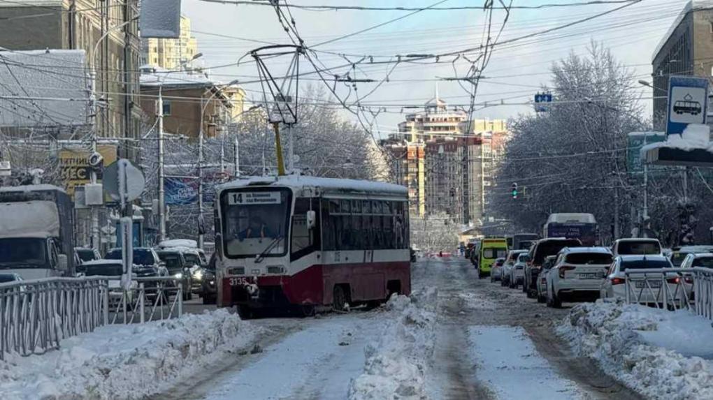 Два трамвая сошли с рельсов в Новосибирске 24 ноября из-за снежных заносов