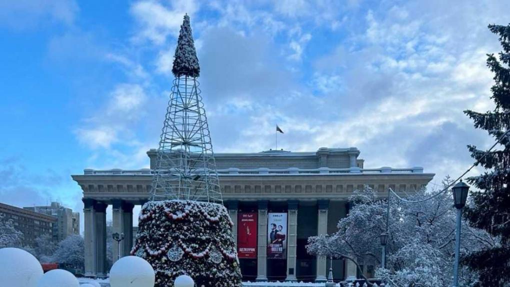 В Театральном сквере начали собирать главную ёлку Новосибирска