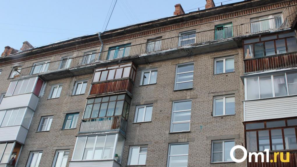 Омич шокировал прохожих непотребным видом из окна