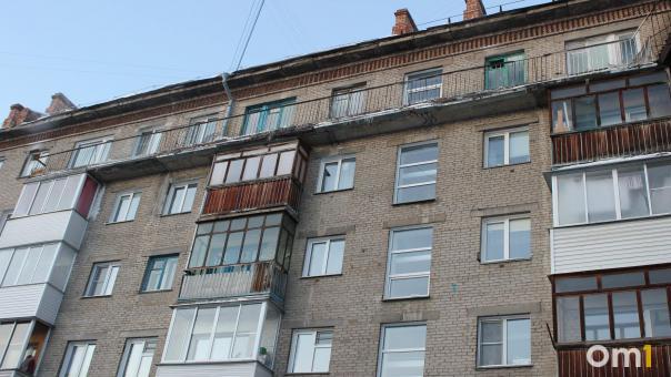 Омич шокировал прохожих непотребным видом из окна