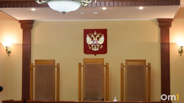 Омичка принесла в суд осиновый кол