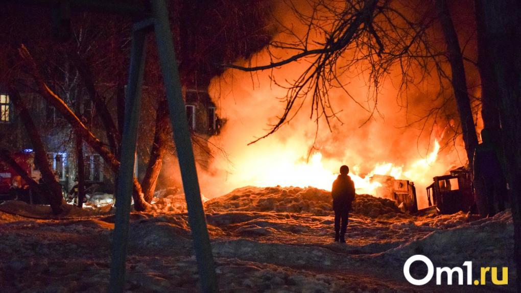 ЧП в Новосибирске: горит шиномонтажка в Октябрьском районе