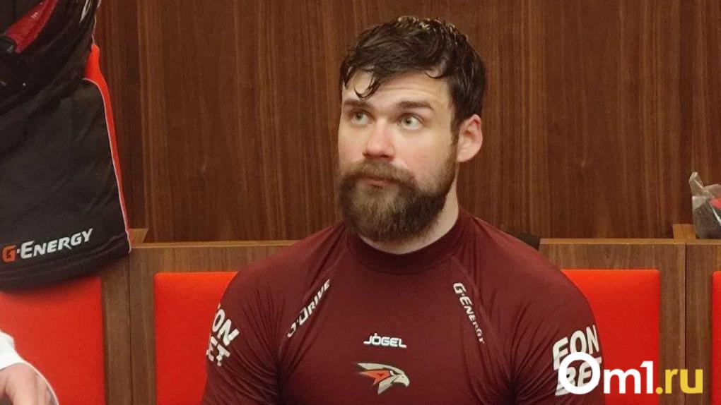 Игрок «Нефтехимика» жёстко уложил на лёд форварда «Авангарда»