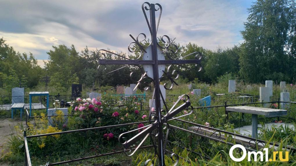 С омского кладбища сняли «мусорную осаду»