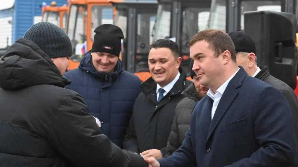 Виталий Хоценко вручил ключи от новой спецтехники для дорожников Омской области