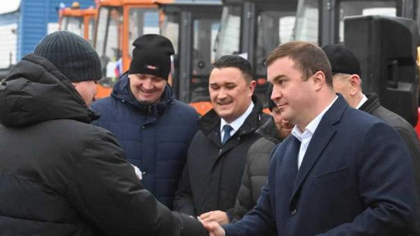 Виталий Хоценко вручил ключи от новой спецтехники для дорожников Омской области
