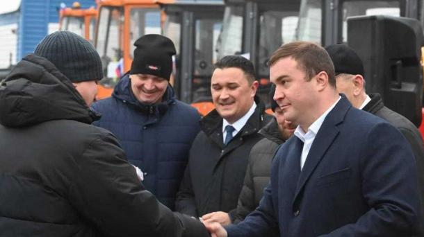 Виталий Хоценко вручил ключи от новой спецтехники для дорожников Омской области