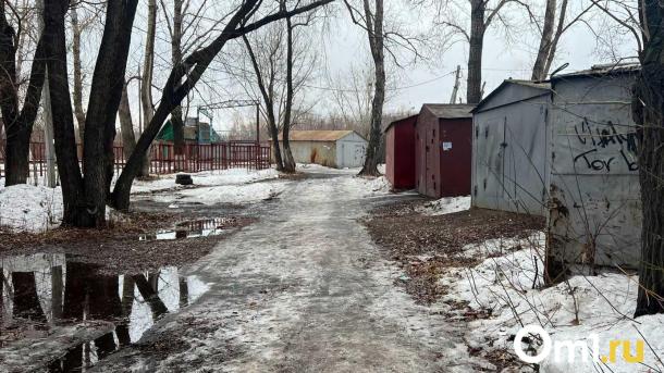 Омич упал в яму с кипятком в центре города