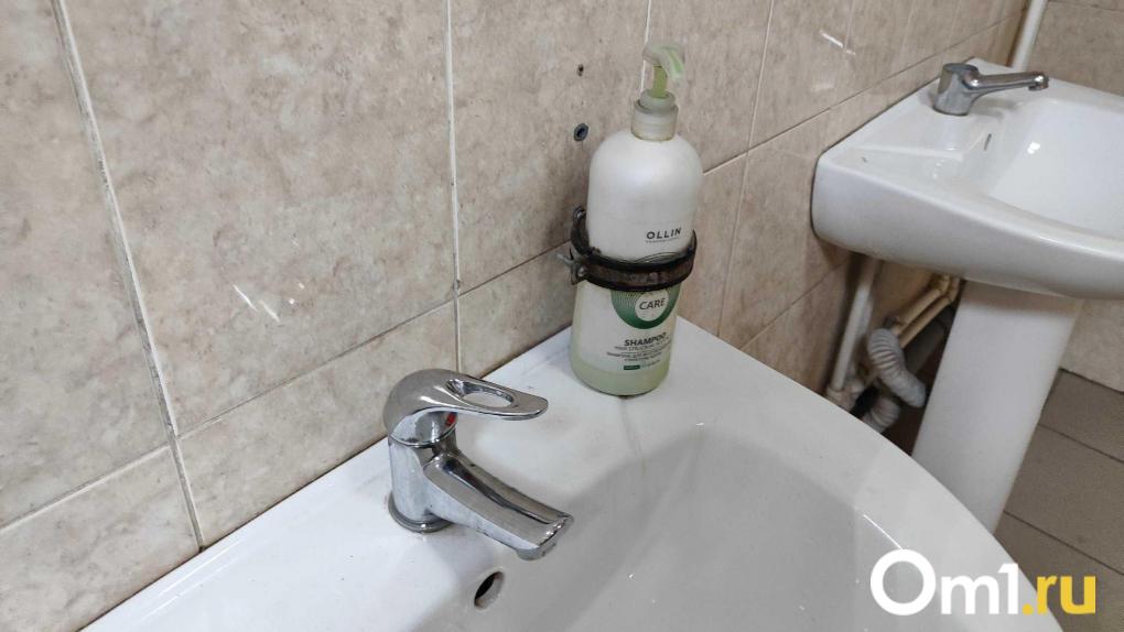 В школе №37 Кемерова прибили в открытом положении двери туалетов