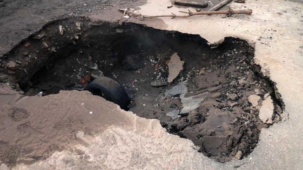 В Омске возбудили уголовное дело из-за падения мужчины в яму с кипятком