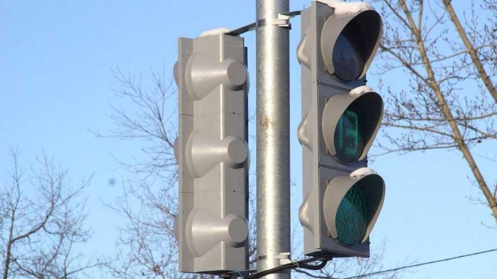 В Омске установили новый светофор на опасном перекрёстке Космического проспекта