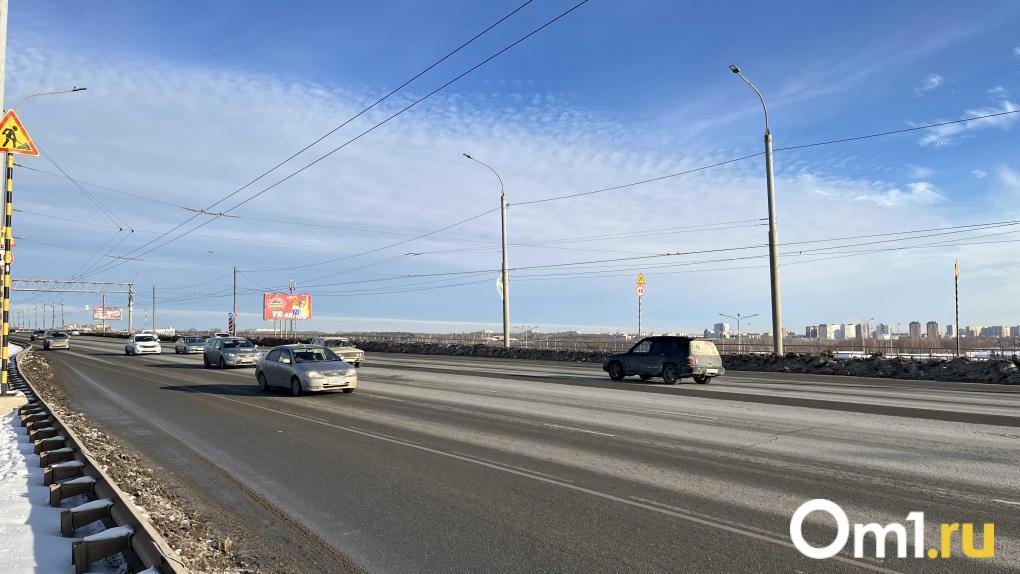Водитель омского автобуса высадил подростка на мосту