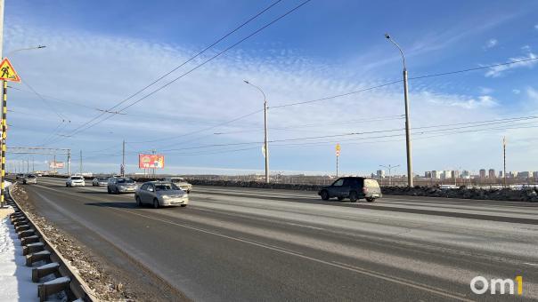 Водитель омского автобуса высадил подростка на мосту