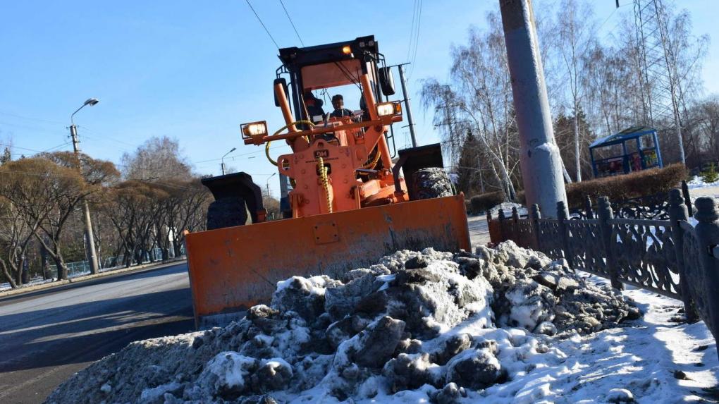 Новосибирск в снежном плену: 4 дня уборки, машины и УК мешают