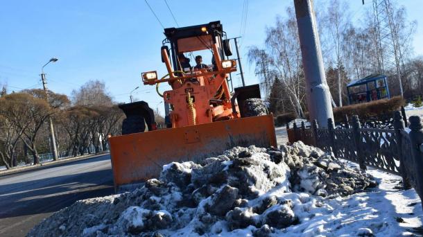 Новосибирск в снежном плену: 4 дня уборки, машины и УК мешают
