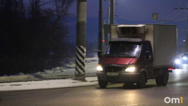 Переходила дорогу не по правилам: в Омске грузовик сбил 11-летнюю девочку