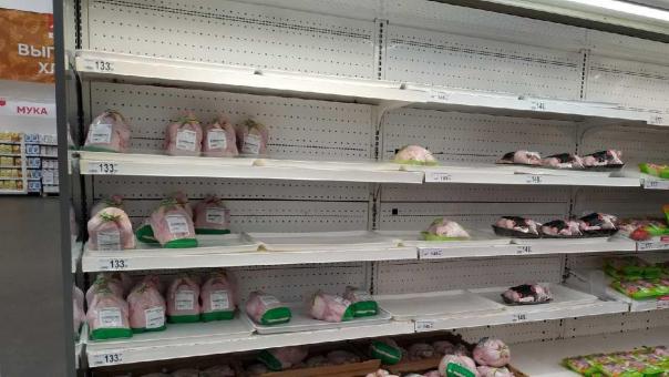 В Новосибирске исчезла курица: на полках остались только крылья