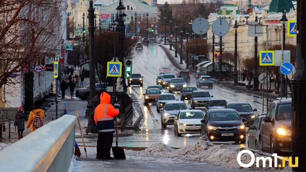 Омск засыпало снегом. Мэр назвал улицы, которые очистят первыми