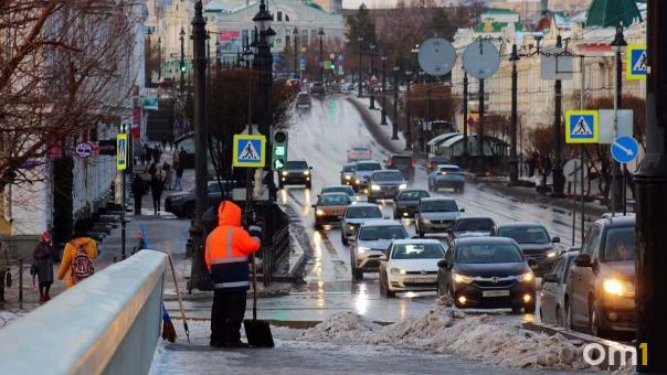Омск засыпало снегом. Мэр назвал улицы, которые очистят первыми