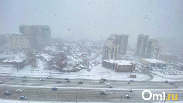 Из-за снегопада в выходной центр Омска встал в пробках
