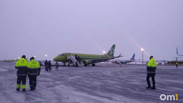 В Омском аэропорту задержали вылеты в Москву и Петербург