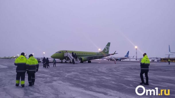 В Омском аэропорту задержали вылеты в Москву и Петербург