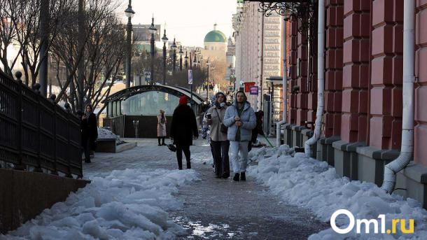 «Лыжня вместо тротуара»: омичи массово жалуются на гололёд