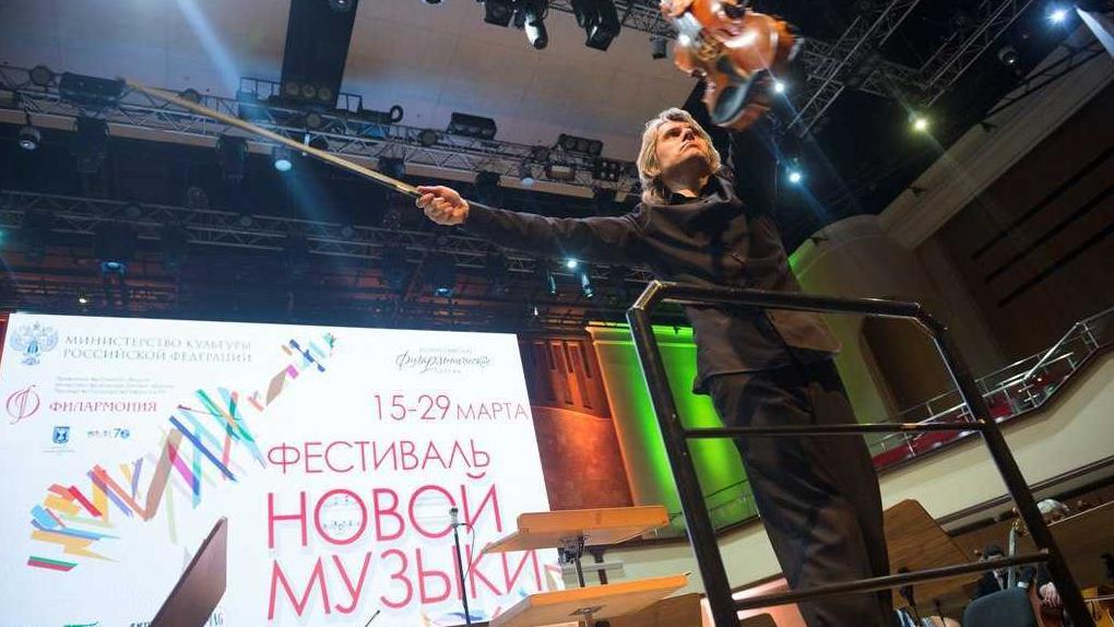 Худрук Омского симфонического оркестра заявил о конфликте с филармонией из-за «прогула»